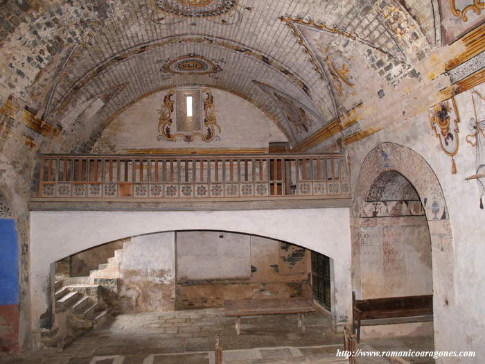 INTERIOR DEL TEMPLO HACIA LOS PIES